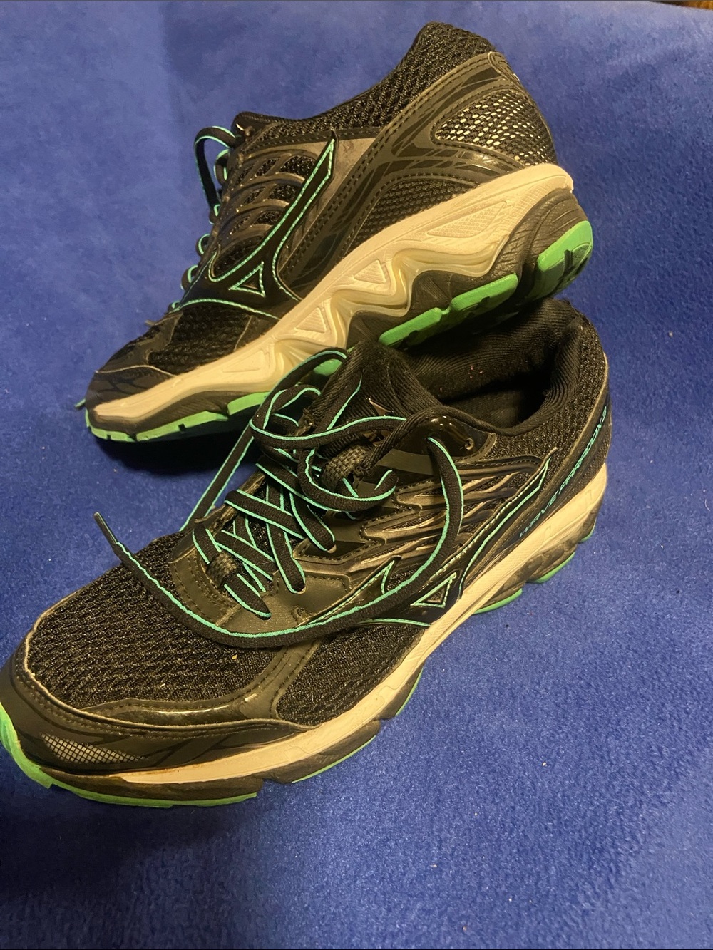 Mizuno Men’s Black Running Shoes with Green Highlights